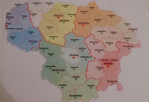 Teismų reforma žemėlapyje: teismų teritorijos pažymėtos skirtingomis spalvomis, buveinės miestas apvestas raudonai.